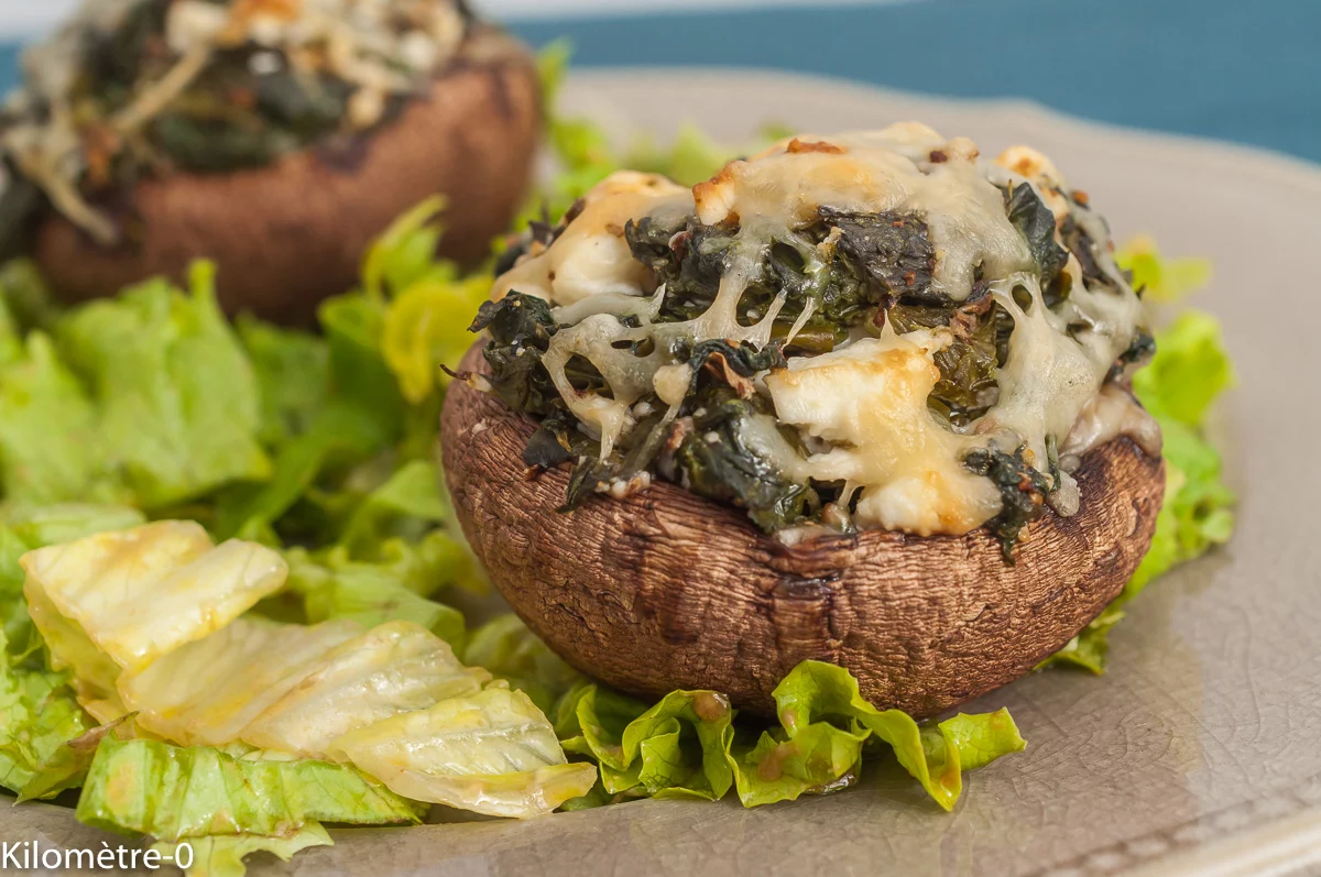 Photo de recette de champignons portobello, champignon farci, farcis , légumes, épinards, fêta, végé, végétarien, fromage, bio, facile, rapide, Kilomètre-0, blog de cuisine réalisée à partir de produits de saison et issus de circuits courts