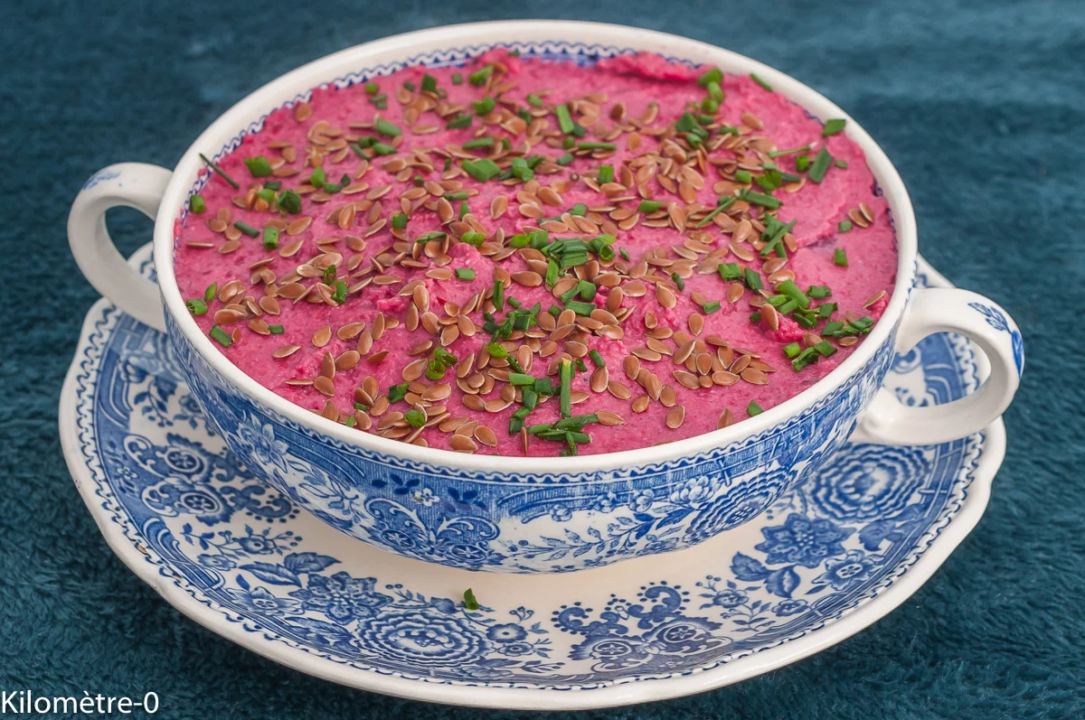 Photo de recette de houmous , tartinade, crème, apéro, betteraves nouvelles, betteraves rouges, tahini, tahin, pois chiche, végé, complet, vegan, Kilomètre-0, blog de cuisine réalisée à partir de produits de saison et issus de circuits courts