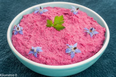 Photo de recette de houmous , tartinade, crème, apéro, betteraves nouvelles, betteraves rouges, tahini, tahin, pois chiche, végé, complet, vegan, Kilomètre-0, blog de cuisine réalisée à partir de produits de saison et issus de circuits courts