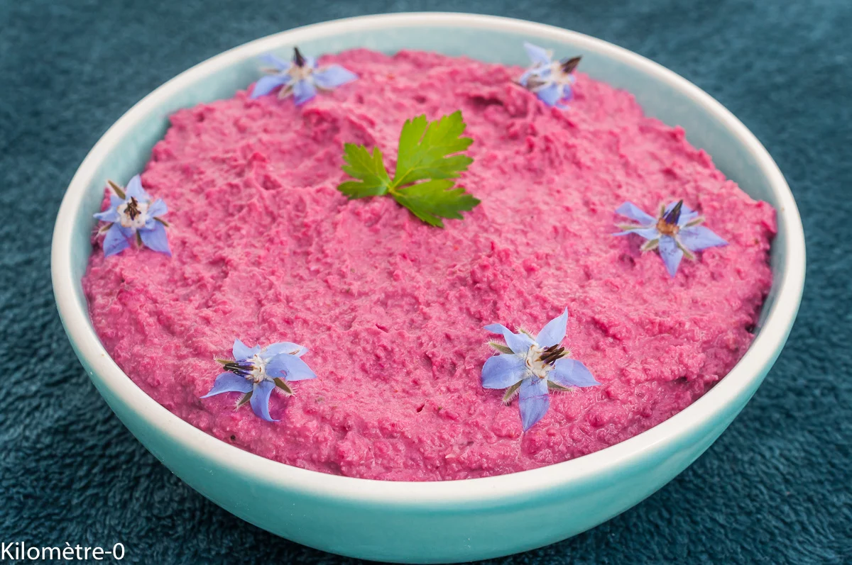 Photo de recette de houmous , tartinade, crème, apéro, betteraves nouvelles, betteraves rouges, tahini, tahin, pois chiche, végé, complet, vegan, Kilomètre-0, blog de cuisine réalisée à partir de produits de saison et issus de circuits courts