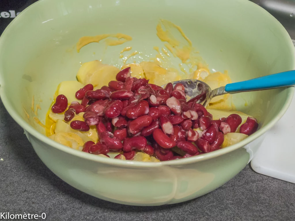 Salade de betteraves aux petits pois, pommes de terre nouvelles, oeufs, haricots rouges et ciboulette - Étape 7