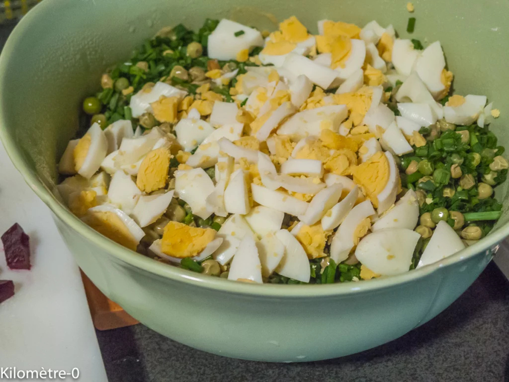 Salade de betteraves aux petits pois, pommes de terre nouvelles, oeufs, haricots rouges et ciboulette - Étape 10