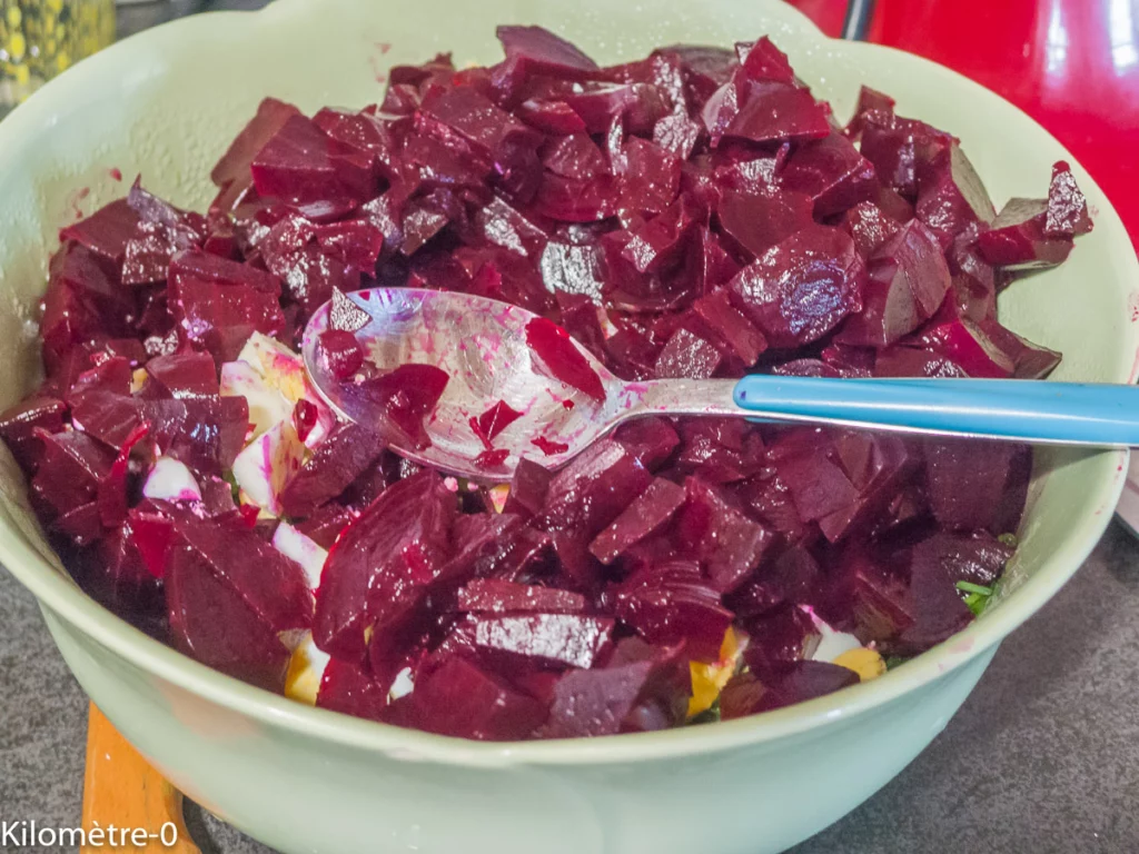 Salade de betteraves aux petits pois, pommes de terre nouvelles, oeufs, haricots rouges et ciboulette - Étape 11