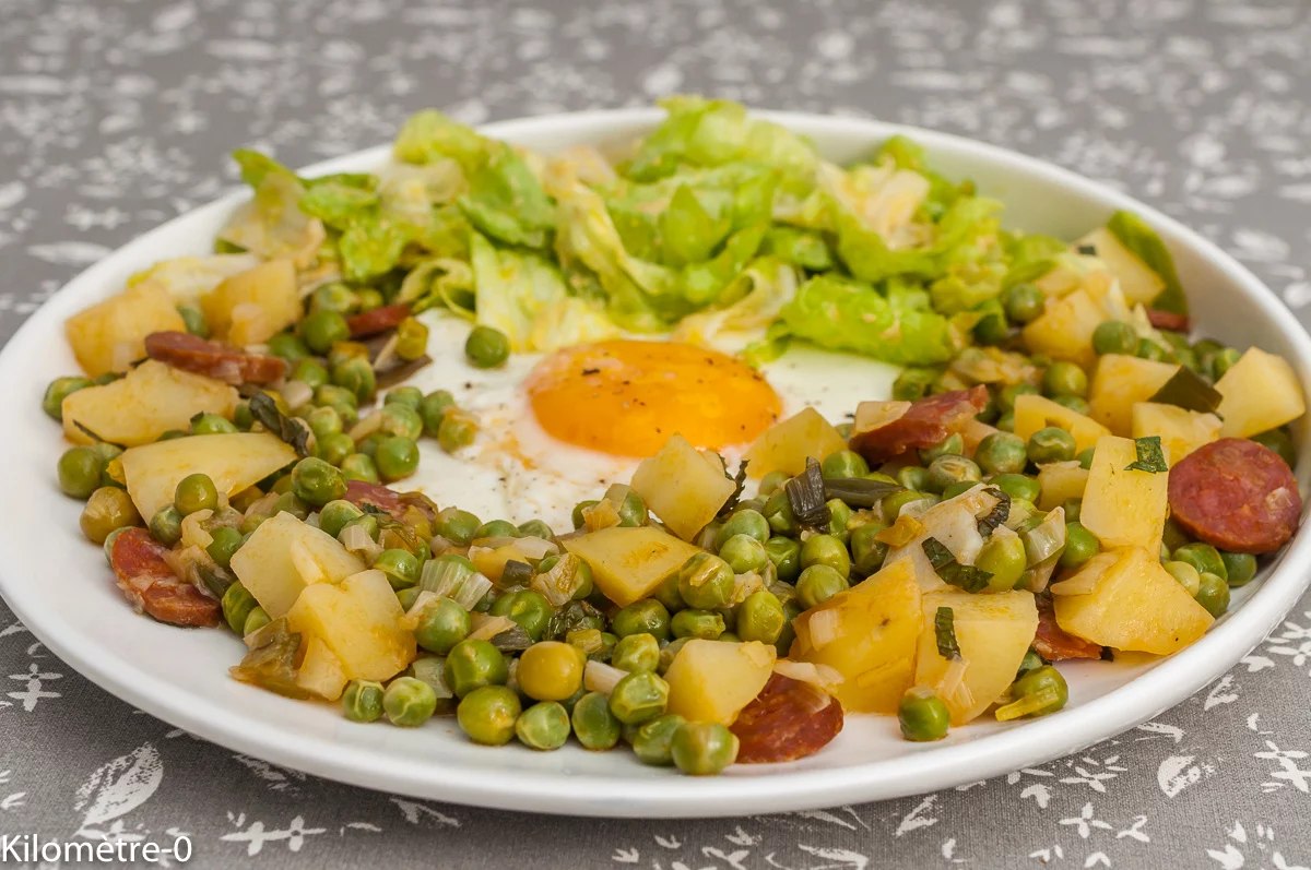 Photo de recette de, oeufs sur le plat, oeufs, facile, recette d'oeufs, légumes de saison, printemps, été, petits pois, pommes de terre nouvelles, légumes, facile, healthy, gourmand, bio, chorizo, Kilomètre-0, blog de cuisine réalisée à partir de produits de saison et issus de circuits courts