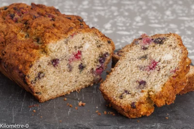 Photo de recette decake, gâteau du matin, gâteau protéiné, protéines végétales,   farines de petit épeautre,  farine de noix de coco,  fruits rouges, myrtilles, framboises, healthy, bio,nourrissant, Kilomètre-0, blog de cuisine réalisée à partir de produits de saison et issus de circuits courts