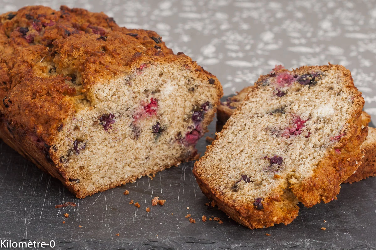Photo de recette decake, gâteau du matin, gâteau protéiné, protéines végétales, farines de petit épeautre, farine de noix de coco, fruits rouges, myrtilles, framboises, healthy, bio,nourrissant, Kilomètre-0, blog de cuisine réalisée à partir de produits de saison et issus de circuits courts