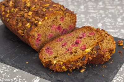 Photo de recette de cake, gâteau, gâteau du matin,framboises, pistaches, facile, gourmand, pâte de pistache, healthy, protéiné, protéines, protéines végétales, bio, Kilomètre-0, blog de cuisine réalisée à partir de produits de saison et issus de circuits courts