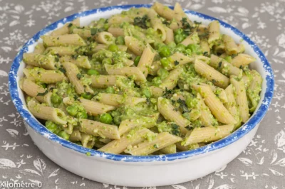 Photo de recette de pâtes, pesto, légumes, végétarien, végé,  petits pois,  épinards, facile, healthy, bio, rapide, léger, printemps, été, Kilomètre-0, blog de cuisine réalisée à partir de produits de saison et issus de circuits courts