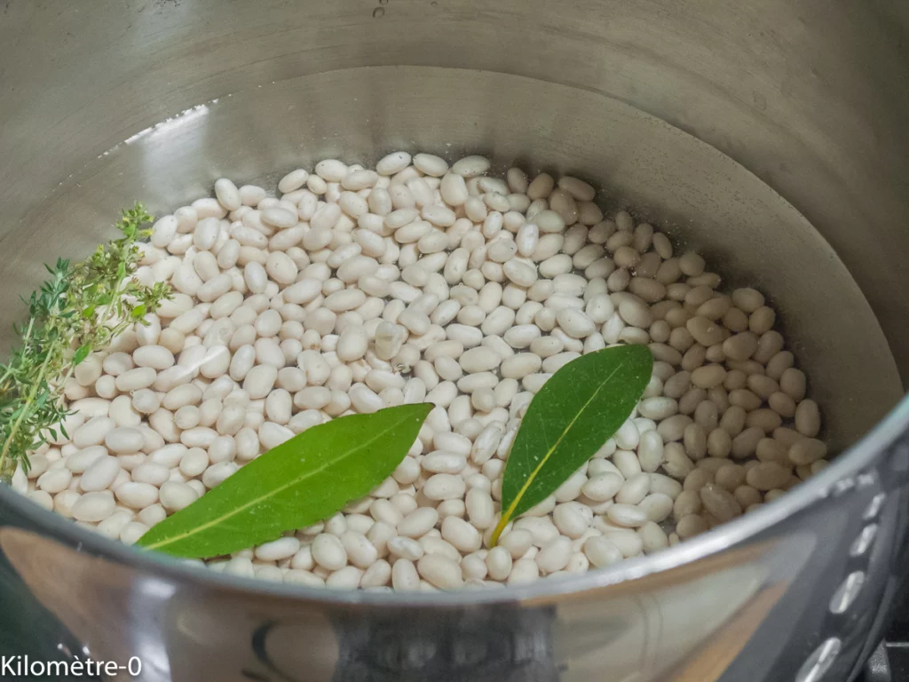 Soupe italienne aux haricots blancs, légumes, olives, amandes et crostini - Étape 1