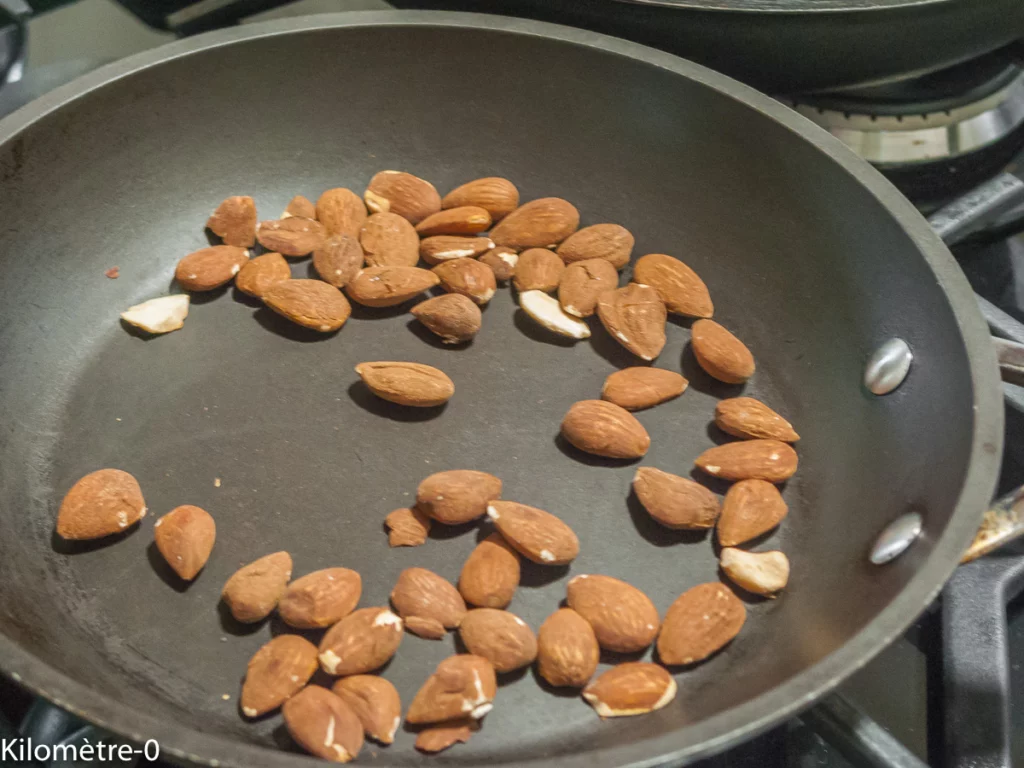 Soupe italienne aux haricots blancs, légumes, olives, amandes et crostini - Étape 9