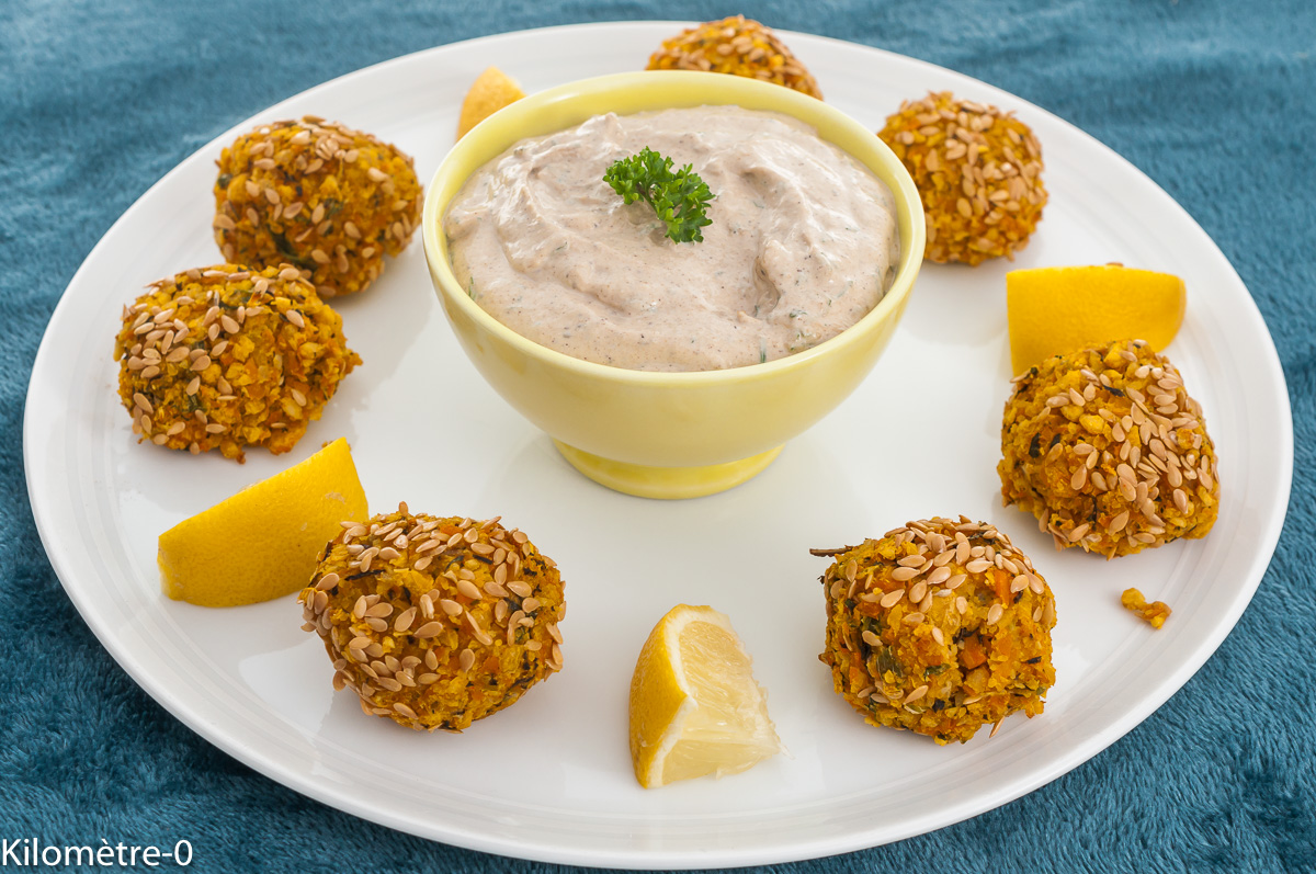 Photo de recette de boulettes, falafels, pois chiches, légumineuses, plat végé, végétarien, carottes nouvelles, carottes, légumes, purée de sésame, fanes de carotte, bio, helathy, Kilomètre-0, blog de cuisine réalisée à partir de produits de saison et issus de circuits courts