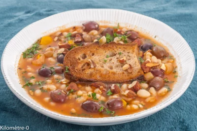 Photo de recette de potage, soupe, Italie,  italienne, légumineuses, céréales, végétarien, protéines végétales, végé, haricots blancs, légumes, olives, amandes, pain, crostini, Kilomètre-0, blog de cuisine réalisée à partir de produits de saison et issus de circuits courts