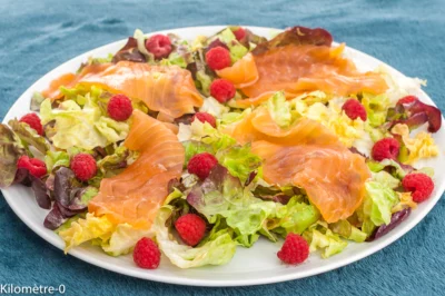 Photo de recette de salade, saumon fumé,  framboises, léger, healthy, rapide, facile, printemps, été, fruits rouges,  Kilomètre-0, blog de cuisine réalisée à partir de produits de saison et issus de circuits courts