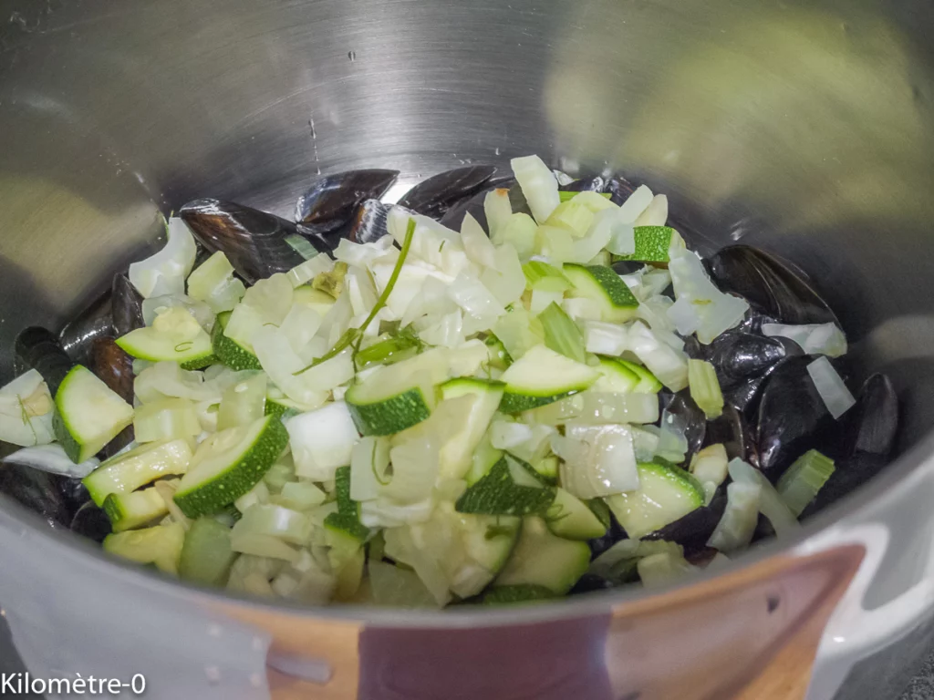 Moules au fenouil, courgette et pesto de fanes de radis - Étape 6