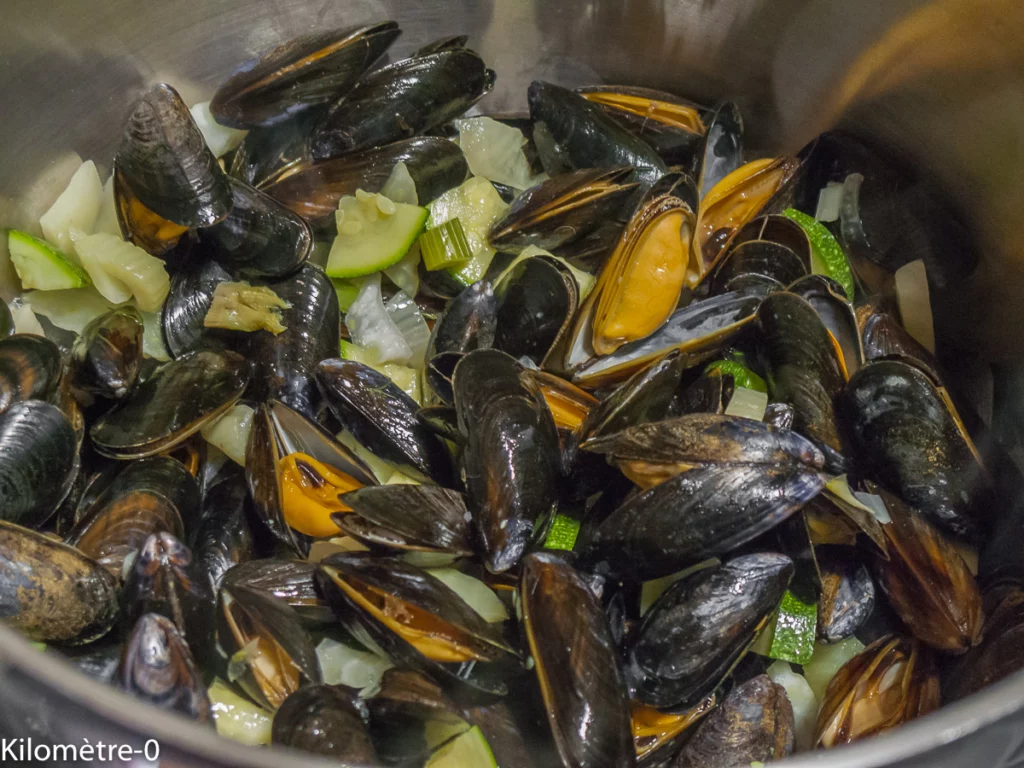 Moules au fenouil, courgette et pesto de fanes de radis - Étape 7