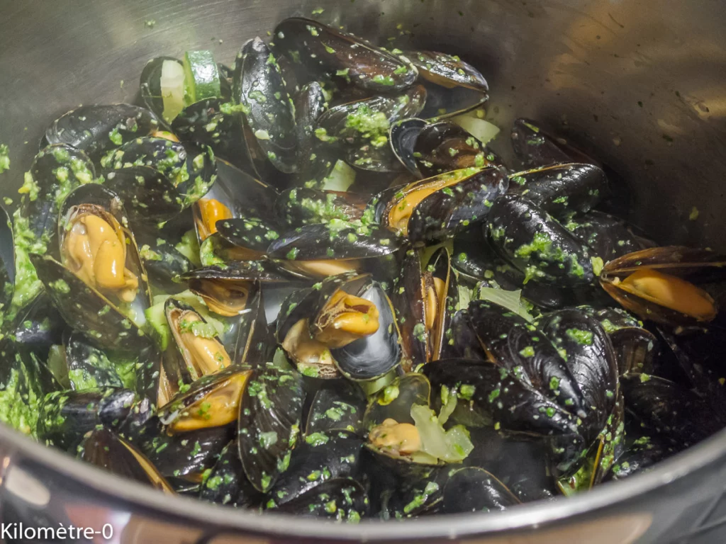 Moules au fenouil, courgette et pesto de fanes de radis - Étape 8