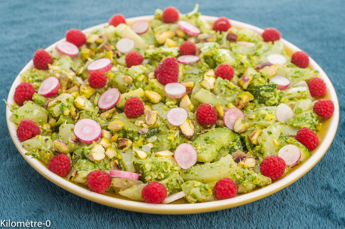 Photo de recette de salade composée, salade, légère, helathy, légumes, fenouil, courgette, été, automne, pesto, pistaches, fanes de radis, Kilomètre-0, blog de cuisine réalisée à partir de produits de saison et issus de circuits courts