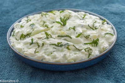 Photo de recette de tzatziki, herbes, yaourt grec, concombre, facile, léger, frais, été, légumes, végé, végétarien, grec, méditerranée, cuisine orientale,  menthe Kilomètre-0, blog de cuisine réalisée à partir de produits de saison et issus de circuits courts