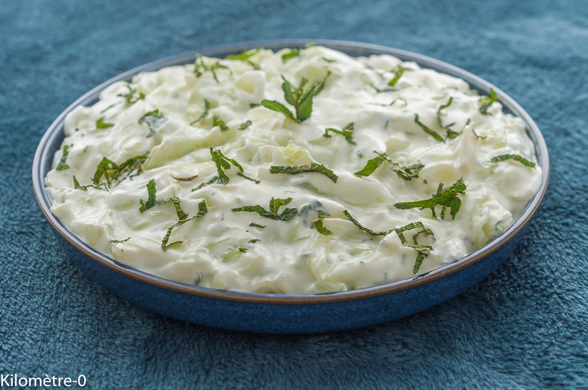 Photo de recette de tzatziki, herbes, yaourt grec, concombre, facile, léger, frais, été, légumes, végé, végétarien, grec, méditerranée, cuisine orientale, menthe Kilomètre-0, blog de cuisine réalisée à partir de produits de saison et issus de circuits courts