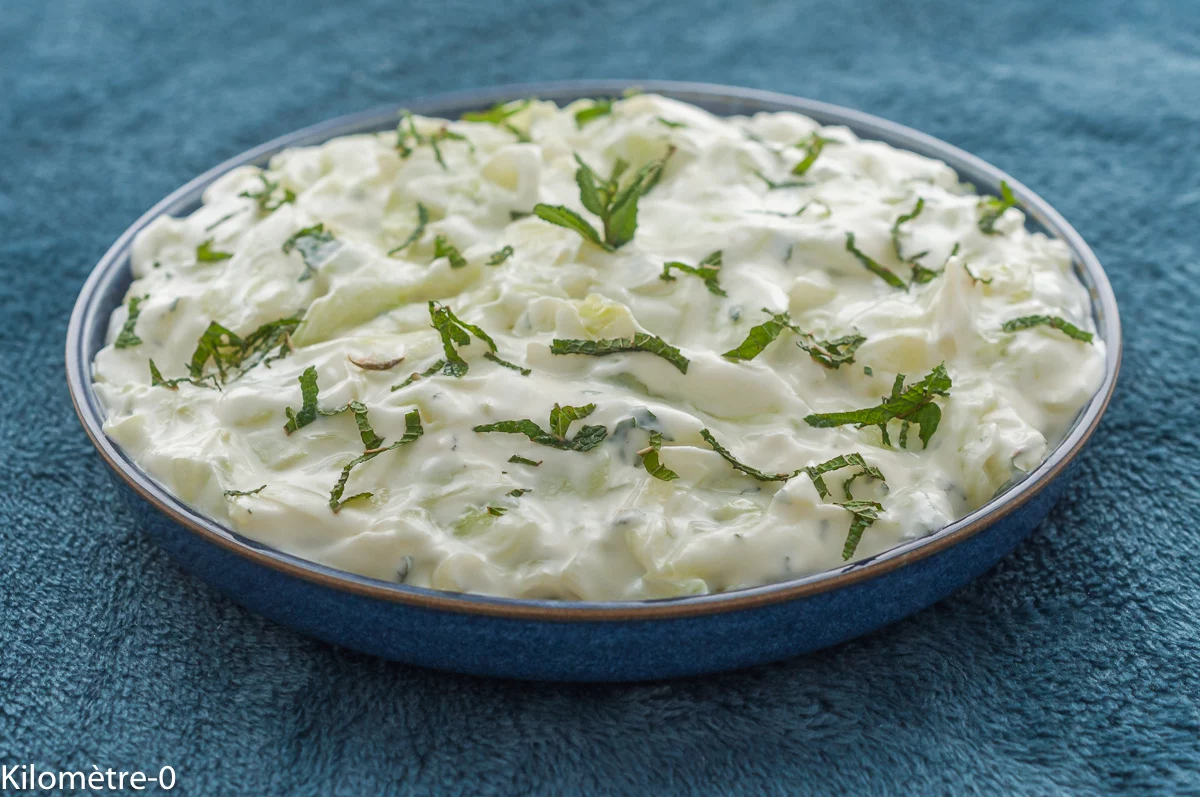 Photo de recette de tzatziki, herbes, yaourt grec, concombre, facile, léger, frais, été, légumes, végé, végétarien, grec, méditerranée, cuisine orientale, menthe Kilomètre-0, blog de cuisine réalisée à partir de produits de saison et issus de circuits courts