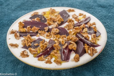 Photo de recette de salade grecque, cuisine grecque, légumes, végétarien, végé,  betteraves rôties, betterave,  feta,  noix, bio, printemps, été, healthy, Kilomètre-0, blog de cuisine réalisée à partir de produits de saison et issus de circuits courts