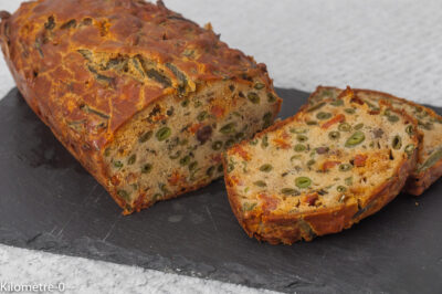 Photo de recette de cake, cake salé, apéro, gâteau salé, été, automne, chorizo, haricots verts, olives, healthy, facile, complet, pique nique, buffet, bio, Kilomètre-0, blog de cuisine réalisée à partir de produits de saison et issus de circuits courts