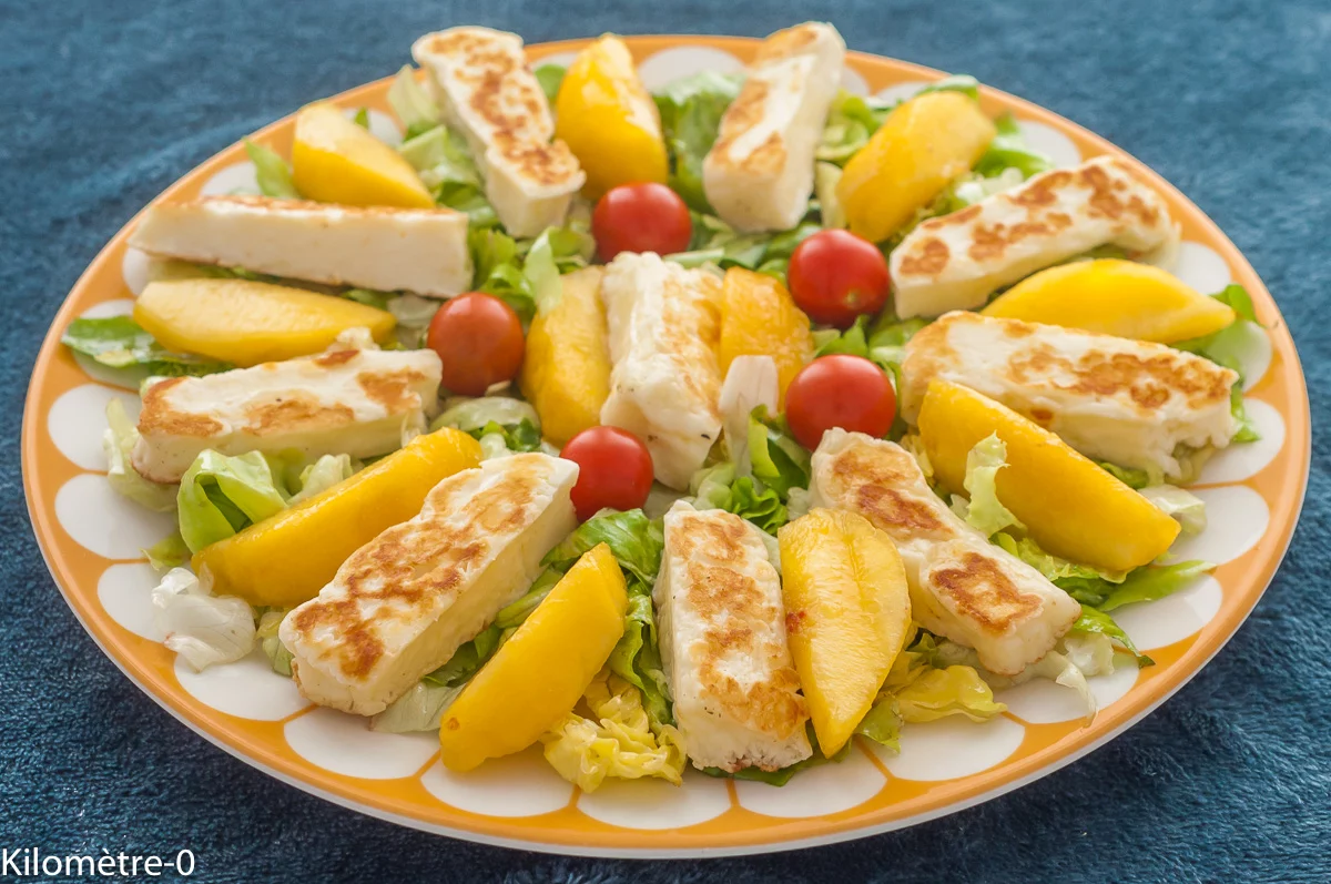 Photo de recette de salade, été, estival, légère, fraiche, nectarine, pêche, halloumi, tomates cerises, bio facile, raoide, Kilomètre-0, blog de cuisine réalisée à partir de produits de saison et issus de circuits courts