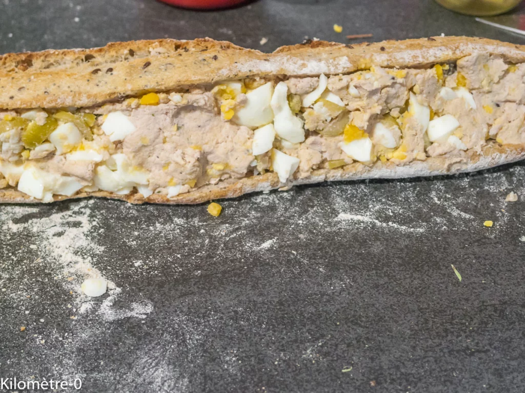 Baguette aux graines farcie au thon, œufs, olives et câpres - Étape 7