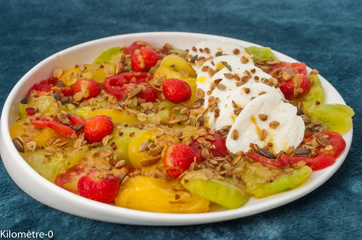 Photo de recette de salade, salade estivale, salade d'été, tomates, variété ancienne, mozzarella , graines, granola salé, facile, rapide, frais, léger, bio, graines, Kilomètre-0, blog de cuisine réalisée à partir de produits de saison et issus de circuits courts