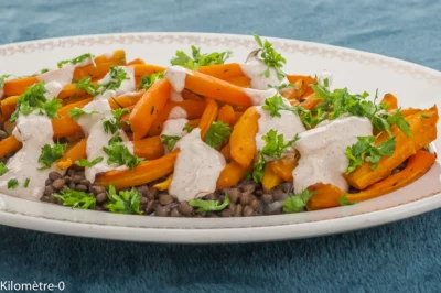 Photo de recette de carottes rôties, légumes, végé, végétarien, plat unique, plat complat, lentilles, sauce tahini, économique, facile, bon marché, bio, automne, hiver, printemps, été, Kilomètre-0, blog de cuisine réalisée à partir de produits de saison et issus de circuits courts
