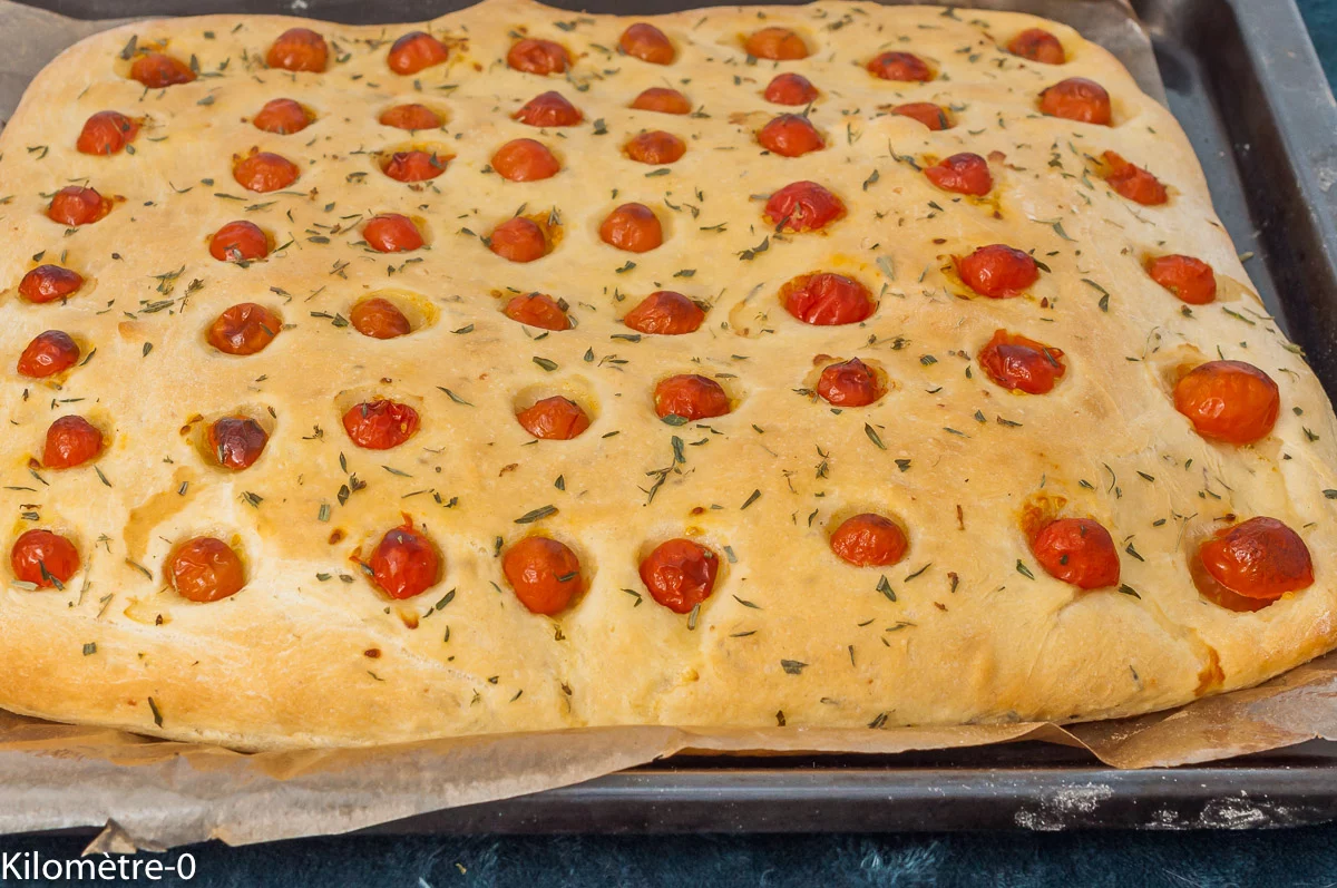 Photo de recette de pain, italien, Italie, Pouilles, focaccia, pugliese, facile, économique, bon marché, tomates, apéro, Focaccia des Pouilles, bio, Kilomètre-0, blog de cuisine réalisée à partir de produits de saison et issus de circuits courts