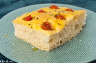 Photo de recette de  pain, italien, Italie, Pouilles, focaccia, pugliese, facile, économique, bon marché, tomates, apéro, Focaccia des Pouilles, bio,   Kilomètre-0, blog de cuisine réalisée à partir de produits de saison et issus de circuits courts