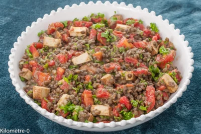 Photo de recette de salade, salade complète, végé, végétarienne, lentilles, légumineuses, bon marché, tofu, tomates, healthy, protéines, bio, facile, rapide, complet, consistant,  Kilomètre-0, blog de cuisine réalisée à partir de produits de saison et issus de circuits courts