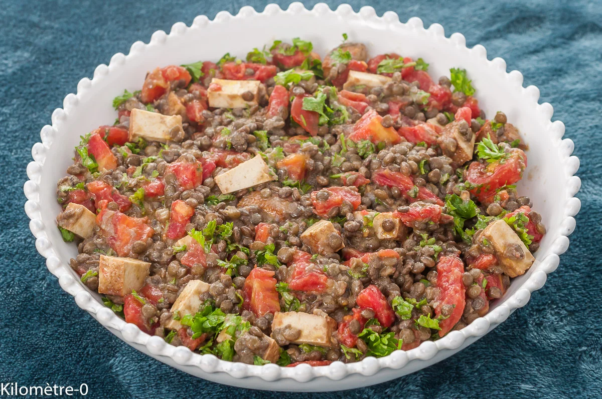 Photo de recette de salade, salade complète, végé, végétarienne, lentilles, légumineuses, bon marché, tofu, tomates, healthy, protéines, bio, facile, rapide, complet, consistant, Kilomètre-0, blog de cuisine réalisée à partir de produits de saison et issus de circuits courts