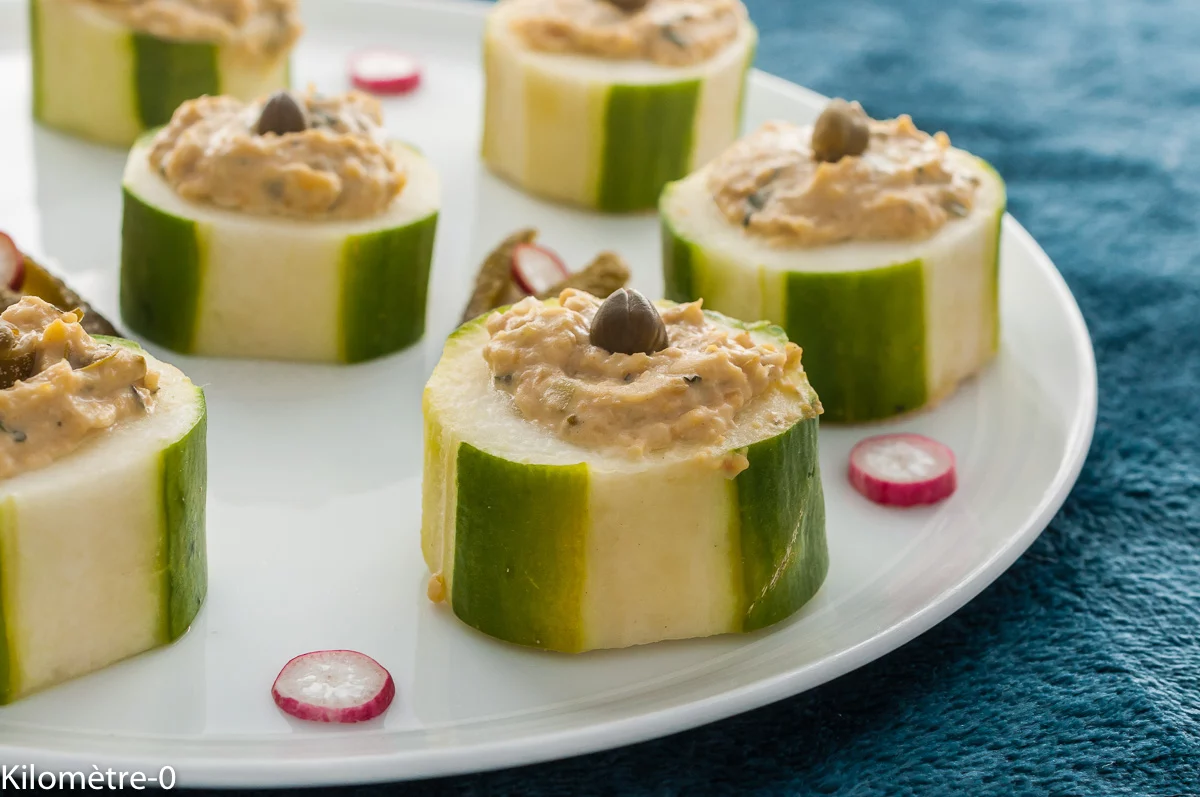 Photo de recette de makis de concombre, makis, légumes, cornichons, câpres, légumineuses, végétarien, végé, pois chiches, facile, économique, rapide, entréé, buffet, été, Kilomètre-0, blog de cuisine réalisée à partir de produits de saison et issus de circuits courts