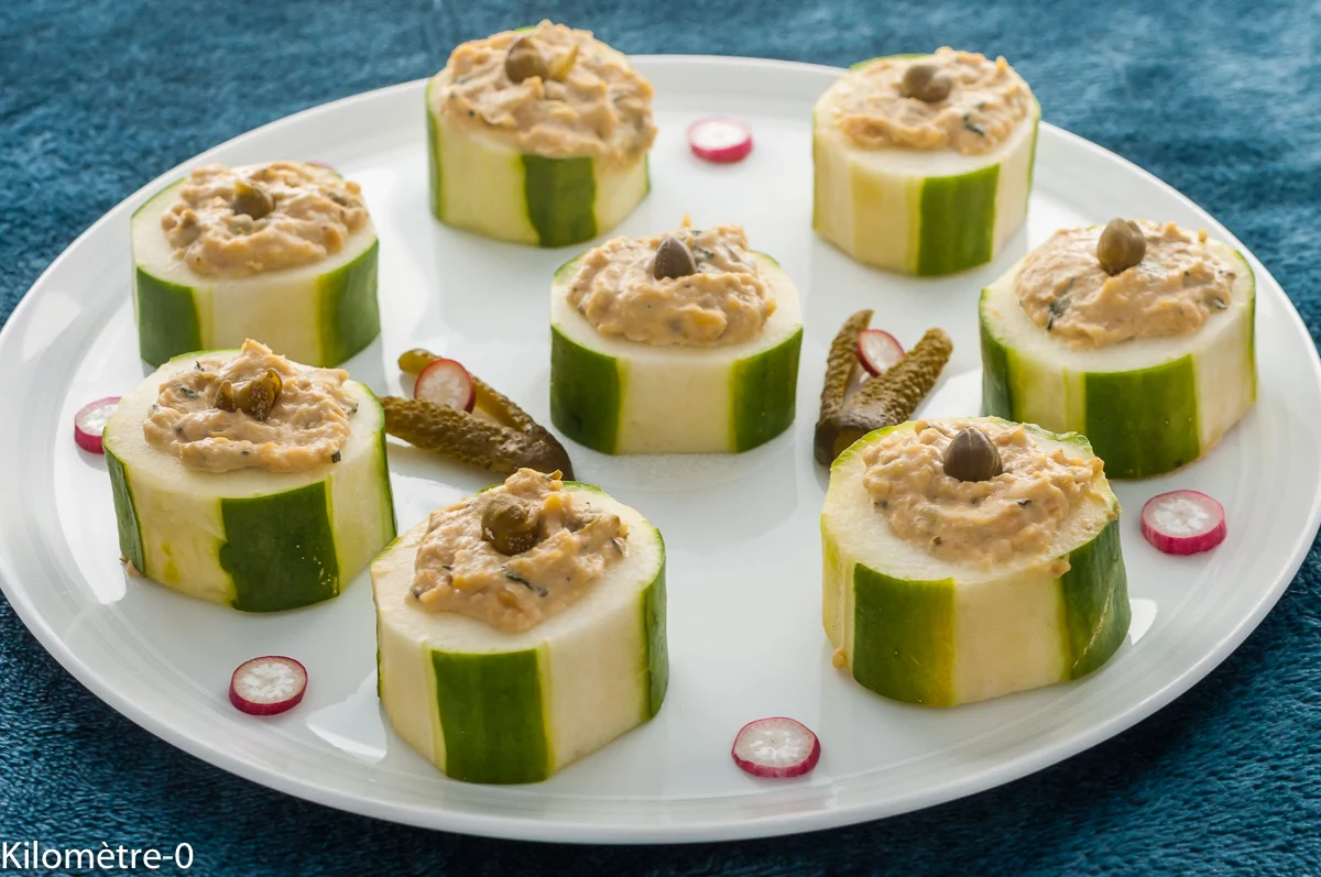 Photo de recette de makis de concombre, makis, légumes, cornichons, câpres, légumineuses, végétarien, végé, pois chiches, facile, économique, rapide, entréé, buffet, été, Kilomètre-0, blog de cuisine réalisée à partir de produits de saison et issus de circuits courts