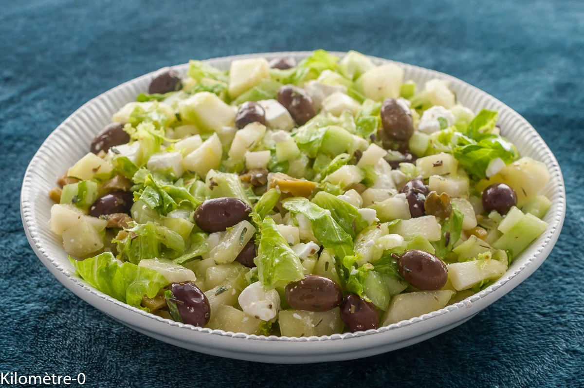 Photo de recette de salade des cyclades, grecque, concombre, olives, feta, facile, rapide, légère, été, fraiche, bio, Kilomètre-0, blog de cuisine réalisée à partir de produits de saison et issus de circuits courts