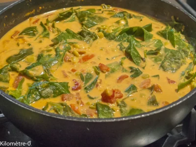 Photo de recette de plat unique, végétarien, végé, healthy, légumineuses, indien, cuisine du monde, dahl , pois cassés,  épinards, épices, gingembre, lait de coco, tomates, facile, mijoté, automne, hiver, printemps, été, Kilomètre-0, blog de cuisine réalisée à partir de produits de saison et issus de circuits courts