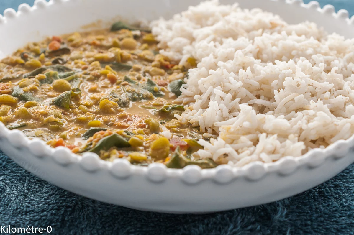 Photo de recette de plat unique, végétarien, végé, healthy, légumineuses, indien, cuisine du monde, dahl , pois cassés, épinards, épices, gingembre, lait de coco, tomates, facile, mijoté, automne, hiver, printemps, été, Kilomètre-0, blog de cuisine réalisée à partir de produits de saison et issus de circuits courts