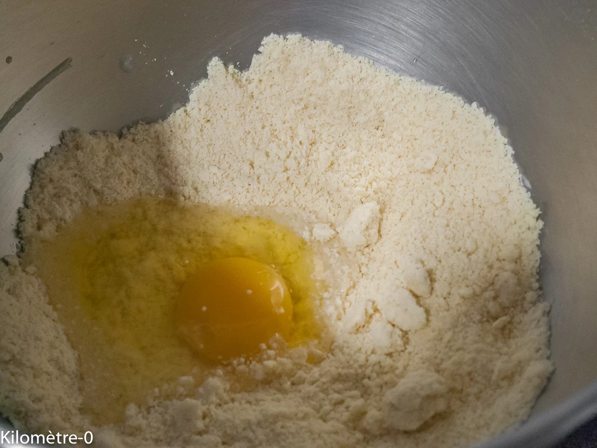 Tarte gourmande aux mûres et à la crème d&rsquo;amandes : étape 3 — Ajoutez l'oeuf et une cs d'eau.