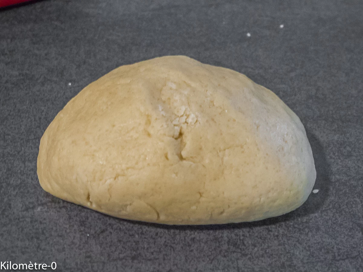 Tarte gourmande aux mûres et à la crème d&rsquo;amandes : étape 4 — Mélangez jusqu'à ce que vous puissiez former une boule.