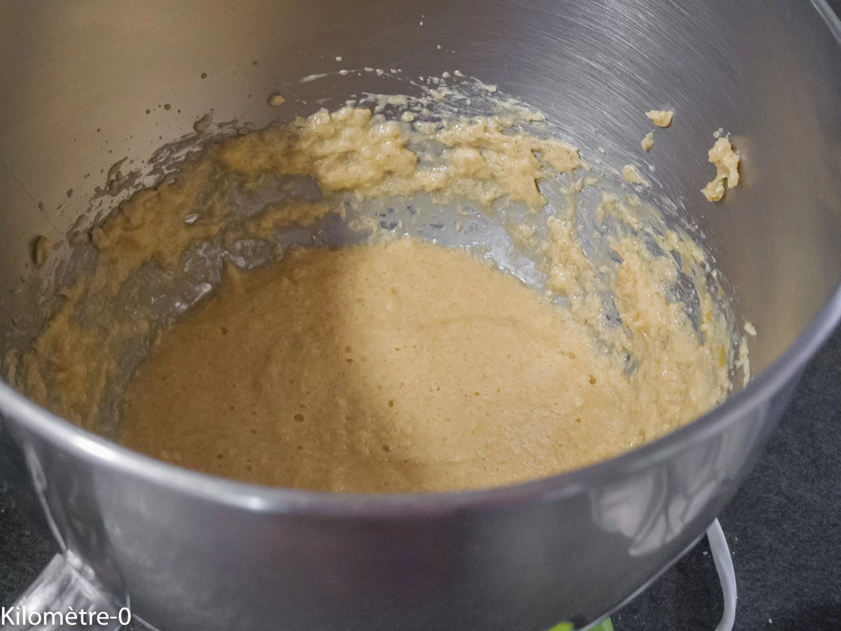 Tarte gourmande aux mûres et à la crème d&rsquo;amandes : étape 6 — Ajoutez les oeufs un à un et battez bien entre chaque…
