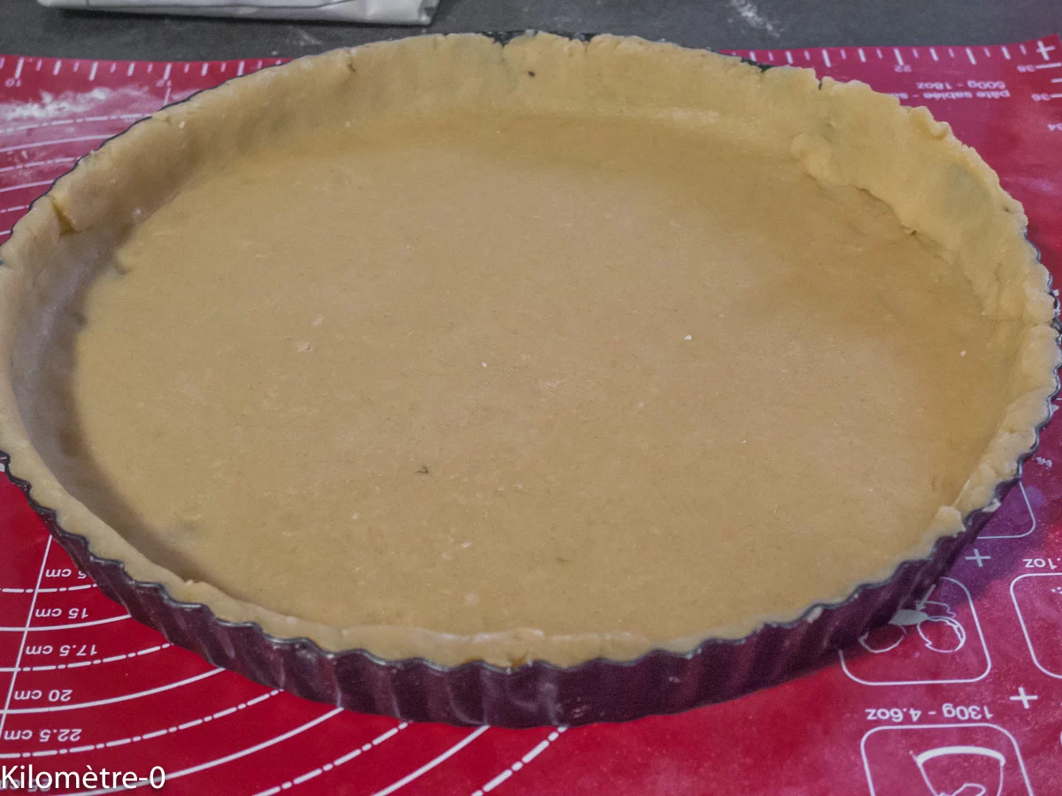 Tarte gourmande aux mûres et à la crème d&rsquo;amandes : étape 9 — Mettez-la dans un moule à tarte beurré et légèrement…