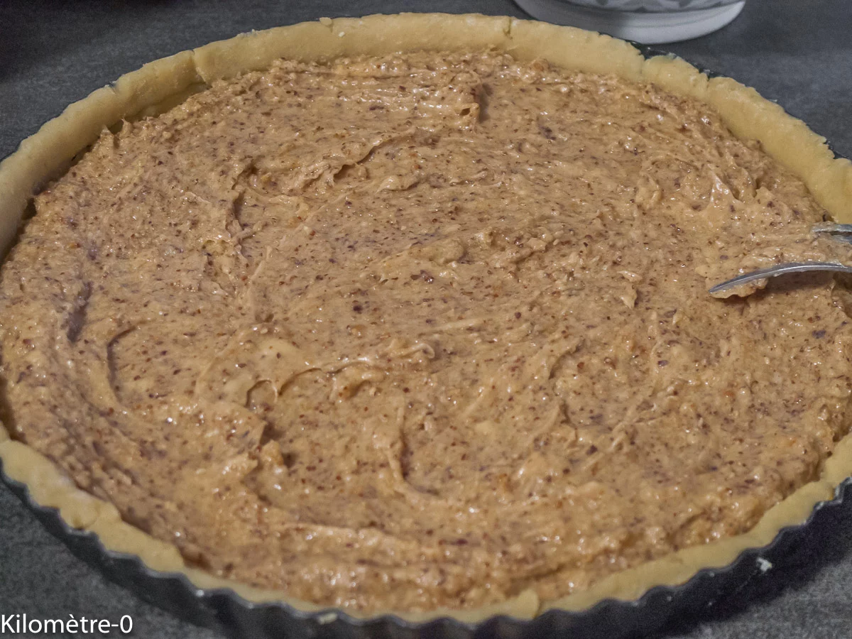 Tarte gourmande aux mûres et à la crème d&rsquo;amandes : étape 10 — Versez la pâte d'amandes sur le fond de tarte.