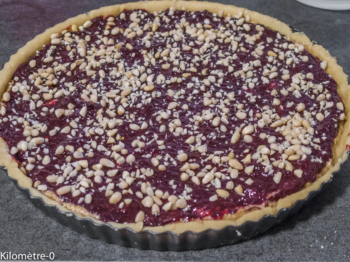 Tarte gourmande aux mûres et à la crème d&rsquo;amandes : étape 12 — Recouvrez de pignons de pin.