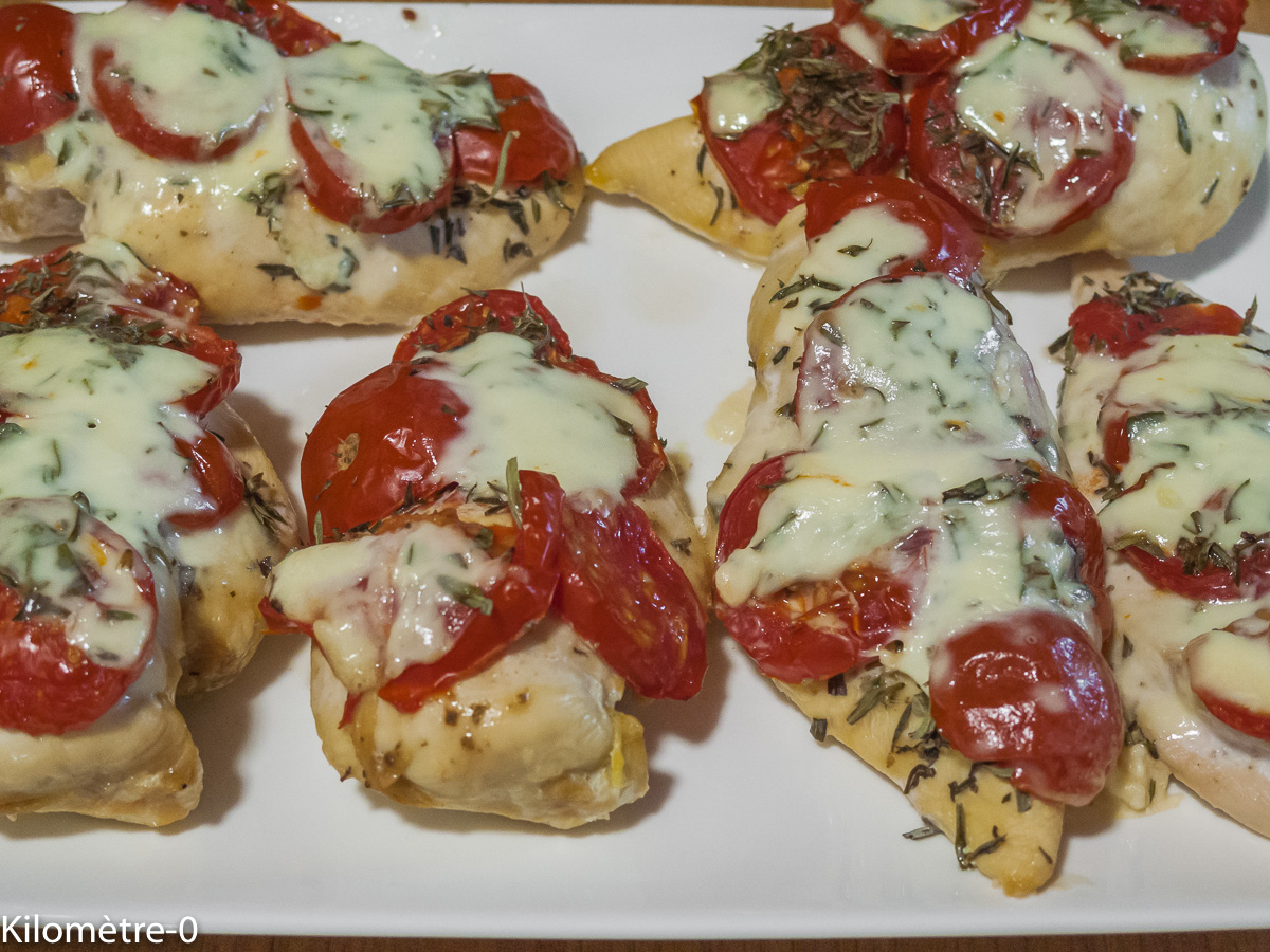Photo de recette de poulet, volaille, escalopes, fromage, mozzarella, tomates, garnies, farcies, facile, rapide, invités, Kilomètre-0, blog de cuisine réalisée à partir de produits de saison et issus de circuits courts