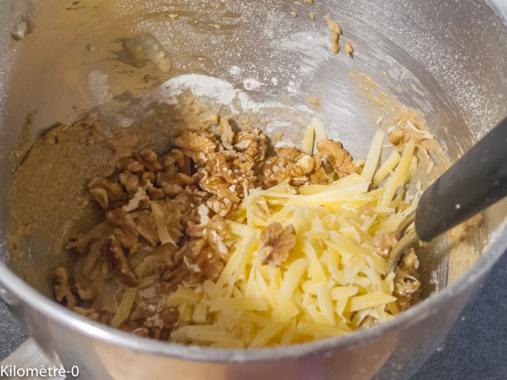 Cake salé aux farines de petit épeautre et de châtaignes, aux noix et au Beaufort - Étape 4