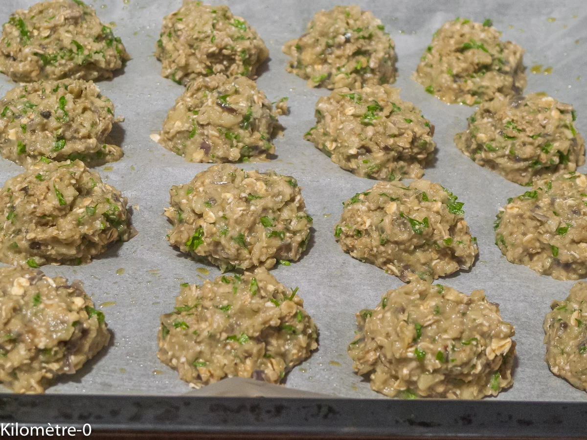 Boulettes d&rsquo;aubergines aux graines sur lit de crème de feta : étape 8 — Formez des boulettes et déposez-les sur une…