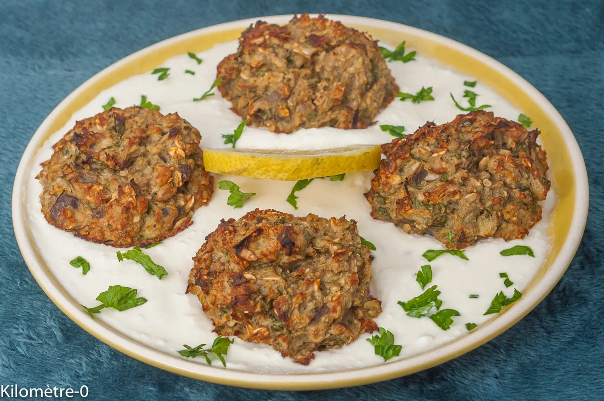 Photo de recette de boulettes, végé, végétarienne, aubergines, boulettes de légumes, feta, crème, yaourt, citron, graines, healthy, bio, fines herbes, persil, facile, Kilomètre-0, blog de cuisine réalisée à partir de produits de saison et issus de circuits courts
