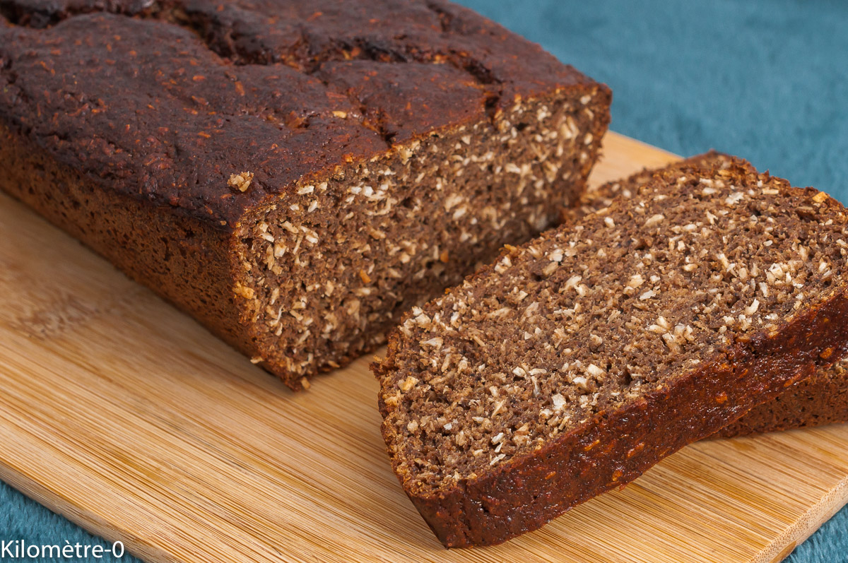 Photo de recette de cake, gâteau du matin, gâteau, petit déjeuner, goûter,  farine de petit épeautre, farine de pois chiche,  farine à la noix de coco,  bananes, noix de coco, bio, heathy, végé, nutritif, protéines,  Kilomètre-0, blog de cuisine réalisée à partir de produits de saison et issus de circuits courts